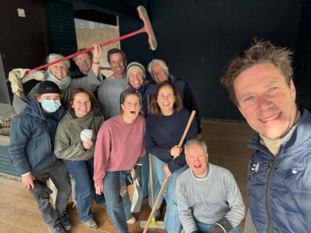Team Clean 🧹 🧼 
Een zonnige zondagochtend puin ruimen, een volgende stap naar ons nieuwe clubhuis, en een ideale manier om de kerst-calorieën weg te werken.
Bedankt aan alle helpende handen!
#herakles #hockey #move #welcomeinboechout #herakleshockeyclub🔵⚪️