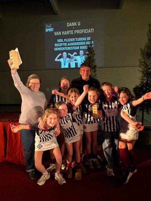 We vielen in de prijzen op Het Feest van de Sport van Boechout!! 🏆
@jack_vloe17 sleepte de prijs voor Fenomenale Sporter in de wacht.
@vanneerro werd verdiend in de bloemetjes gezet als Super Sportvrijwilliger.
Verder werden onze jeugd-kampioenenploegen gevierd.
Proficiat allen!! You make us proud!! 
#herakles #hockey #winningteam #herakleshockeyclub🔵⚪️ 
@boechoutbeweegt