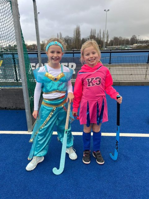 Gisteren geen gewone training… maar een carnavalstraining! 🎉
Verkleed, lachend en fanatiek, zo zien we het graag op het veld! 💪🏑
#Herakles #Carnaval #HockeyFun