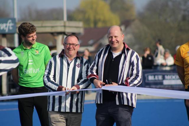 Oh what a day…. Genieten met een grote G vandaag van ons fantastische Herakles-feest en de inhuldiging van onze prachtige nieuwe site en super-gezellige clubhuis in het mooie Boechout!!
Wat een heerlijke Hera dag met familie en vrienden!!
#herakles #hockey #family #friends #herakleshockeyclub🔵⚪️ @boechoutbeweegt