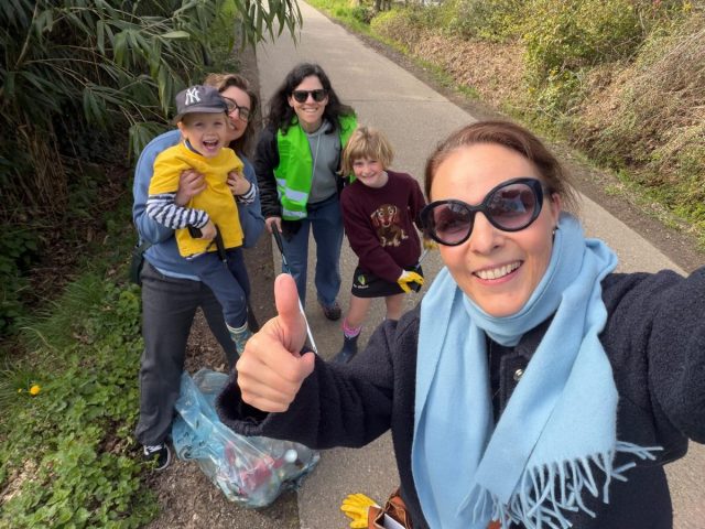 Deze enthousiaste vrijwilligers trokken vandaag de Boechoutse straten in gewapend met grijpstok en vuilniszak. Samen maakten ze de omgeving rond ons nieuwe thuis net iets properder. Bedankt Mooimakers! 🌎
#herakles #hockey #becausewecare #herakleshockeyclub🔵⚪️