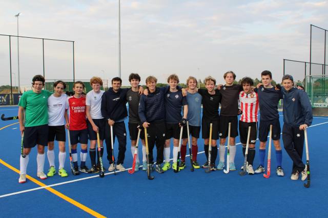 Friday nights as they should be 💥🚀
Thank you @heraklesmen1  and @heraklesdames1  for the great and inspiring Top Hockey Clinic.
Our youth is ready to rock ‘n roll the competition tomorrow!
#herakles #hockey #trainingfortheweekend #herakleshockeyclub🔵⚪️