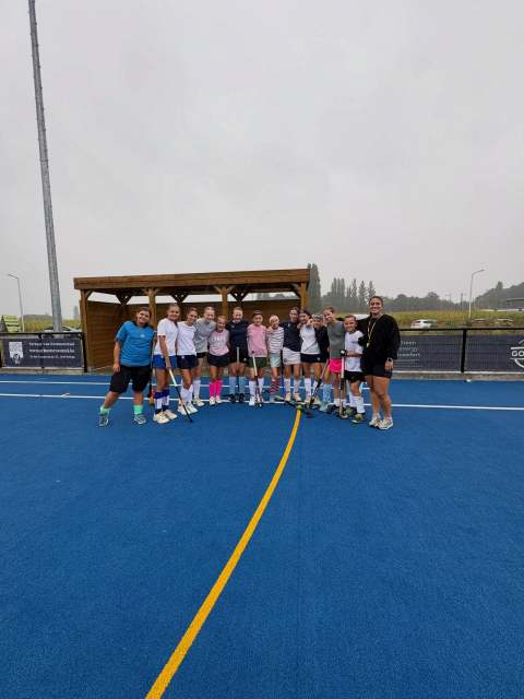 SEASON LOADING… De vakantie loopt op z’n einde… tijd om die stick weer vast te pakken. 🏑 Camping Herakles is hét moment voor onze U14 t.e.m. U19 Boys & Girls om samen het nieuwe hockeyseizoen op gang te trekken. Train hard. Play together. Start strong. 💪🏼