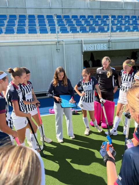 🏑 READY. SET. HERAKLES. 🔥

Twee weekends oefenmatchen.
Twee weekends knallen, testen, bijleren en vooral: hockeyen! 💪🏑

Sommige teams hebben nog wat werk.
Andere staan al te popelen om losgelaten te worden. 😏

Maar vanaf volgende week tellen de punten…
En één ding is zeker:

HERAKLES JEUGD IS ER KLAAR VOOR. 🔥

Stick down. Game on.
COME ON HERAKLES! 🏑
